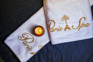 埃尔比勒马里亚纳埃尔比勒酒店的贴上蜡烛的餐巾