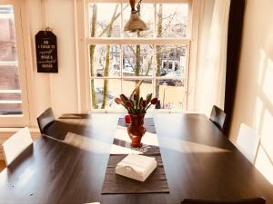 阿姆斯特丹Little Tulip的餐桌,花瓶和窗户