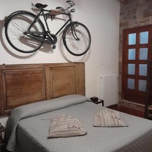 PescosansonescoCase Mastro Renzo tour naturalistico enogastronomico的挂在床上墙上的自行车