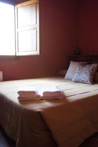 Vall de Ebo琳芬山沟乡村酒店的一间卧室设有一张大床和窗户