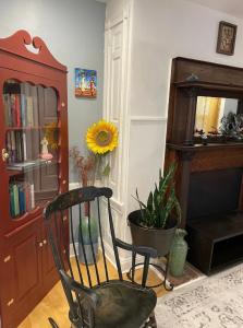 费城Northern Liberties Retreat的植物客厅里的摇椅