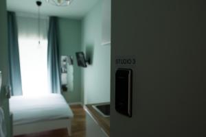萨格勒布SMILE&LOVE REPUBLIC ZAGREB CENTER的通往一间房间的房间的门,房间里有一张床