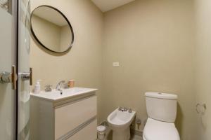 布宜诺斯艾利斯Acevedo 716 - Apart Hotel - New opening的一间带卫生间、水槽和镜子的浴室