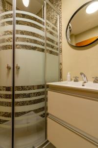 布宜诺斯艾利斯Acevedo 716 - Apart Hotel - New opening的带淋浴和盥洗盆的浴室