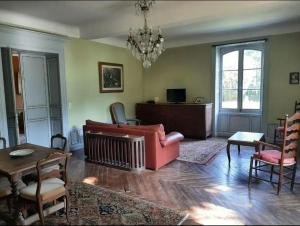 于斯塔里茨Maison Etxeparea的客厅配有沙发和桌椅