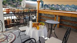 培拉特Vila Darla的阳台上的餐桌上摆放着食物