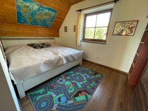 KrahuleChata u Mikiho Krahule的卧室配有一张床,地板上铺有地毯