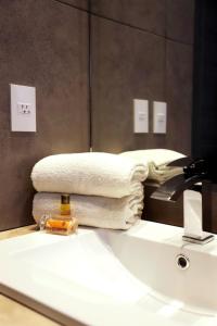 托雷翁Hotel Buen Valle的浴室配有白色水槽和毛巾