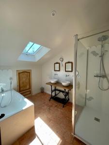 BouchemaineChâteau le Fresne的一间带两个水槽和玻璃淋浴间的浴室