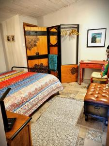 SerpinsQuinta do Cabril的一间卧室配有一张床、一张桌子和一把椅子