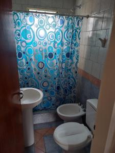 GualeguaychúComplejo Aguas Termales的一间带卫生间和淋浴帘的浴室