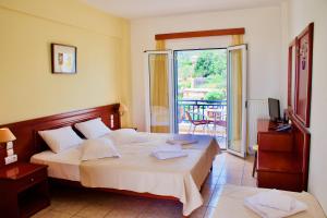 阿齐亚·佩拉加·基西拉维纳德斯酒店的一间带大床的卧室和一个阳台