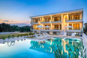 萨索斯Olia Thassos - Luxury Apartments的大楼前设有游泳池的酒店