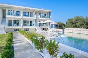 萨索斯Olia Thassos - Luxury Apartments的一座带游泳池和度假村的别墅