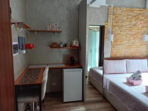米兰Inna Best House的小房间设有床、书桌和厨房