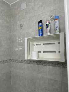 罗萨里奥CASA DEL NARANJO的浴室内的架子,配有洗浴用品