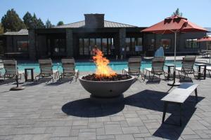坎普维德Verde Ranch RV Resort的游泳池旁庭院的火坑