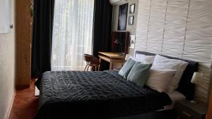 华沙Apartament Koszykowa Latwiec的一间卧室配有一张床、一张书桌和一个窗户。
