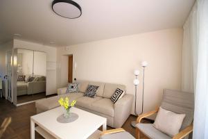 帕兰加BAM apartments的客厅配有沙发和桌子