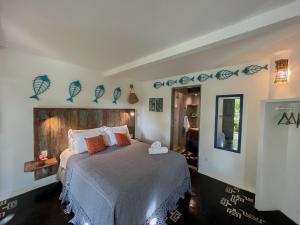 伊卡莱Casa Zulu Umoya的卧室配有一张墙壁上蓝色装饰的床。