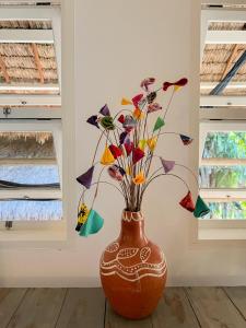 伊卡莱Casa Zulu Umoya的棕色花瓶,有五颜六色的花朵