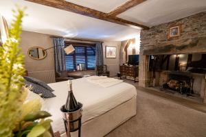 拉夫堡坎贝尔酒店的酒店客房配有一张床和一个壁炉。