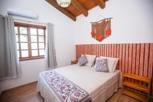 巴拉奈里奥-坎布里乌Natureza e conforto - Estaleiro Balneário Camboriú的一间卧室设有一张床和一个窗口