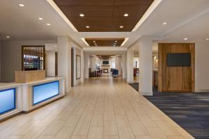 丹佛Holiday Inn Express & Suites Denver Airport, an IHG Hotel的办公室大楼的走廊,有长长的走廊