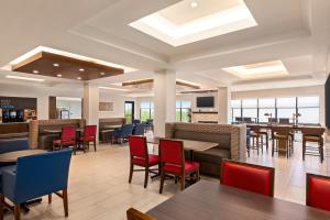 丹佛Holiday Inn Express & Suites Denver Airport, an IHG Hotel的一间带桌椅的用餐室和一间自助餐厅