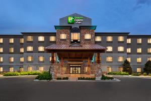 丹佛Holiday Inn Express & Suites Denver Airport, an IHG Hotel的酒店前方的 ⁇ 染