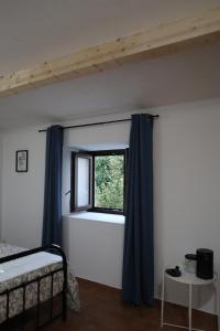 Mezio卡萨多阿科 - 坎普之家乡村民宿的一间卧室设有一张床和一个窗口