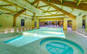 康卡勒拉格朗日豪尔假日公寓式酒店的一个带大型天花板的室内游泳池