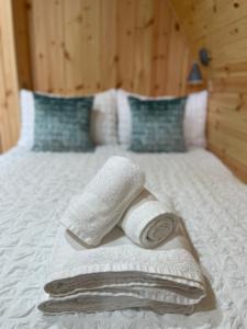 EarlishAllt Yelkie Pod Aon, Earlish的一张带毛巾和枕头的床