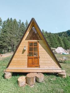 库马约尔Hobo Camping的一座拥有一组原木的小木房子