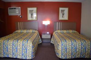 匹兹堡南部丘陵汽车旅馆的红色墙壁的酒店客房内的两张床