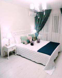 第聂伯罗Тиффани апартаменты的卧室配有白色的床和枕头。