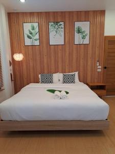 慕斯Sleep private khaoyai的卧室配有一张白色大床和两条毛巾