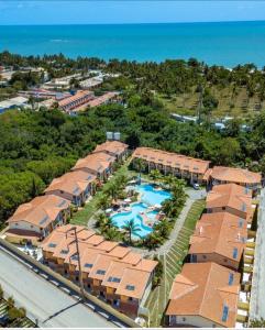 塞古罗港Casa Moradas de Israel的享有带游泳池的度假村的空中景致