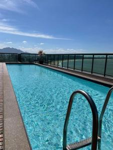维多利亚Flat PRAIA Home Experience Dante Michelini的一座大楼顶部的游泳池