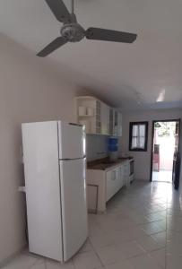 塞古罗港Casa Moradas de Israel的厨房配有白色冰箱和吊扇