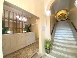 巴拿马城白玉兰酒店的大楼内带楼梯的走廊