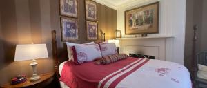 埃利科特城路旁住宿加早餐旅馆的一间卧室配有一张带红白毯子的床