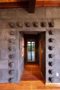 墨西哥城Hotel Parque España的石墙房子的走廊