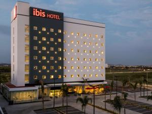 马萨特兰Ibis Mazatlan Marina的建筑一侧有标志的酒店