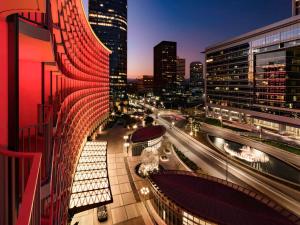 洛杉矶Fairmont Century Plaza Los Angeles的享有夜间城市景观和建筑