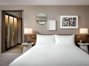 洛杉矶Fairmont Century Plaza Los Angeles的卧室配有一张白色大床和镜子
