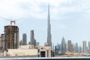 迪拜Ultimate Stay / 4 Beds / Burj Khalifa View / Ultra Modern / Business Bay的享有城市天际线美景,拥有最高的建筑
