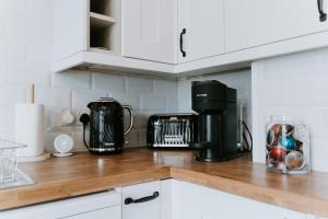 BranstonBluebell cottage Branston Lincoln的木制台面上带咖啡壶的厨房台面
