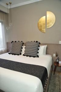 墨西哥城Agata Hotel Boutique & Spa的卧室配有一张带两个枕头的大白色床