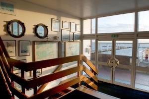 克劳奇河畔伯纳姆The Royal Burnham Yacht Club的墙上有镜子的建筑的楼梯